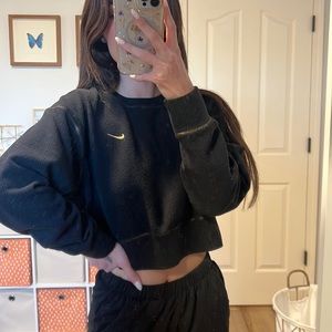 Women’s NIKE DRI-FIT cropped Soft sweater
